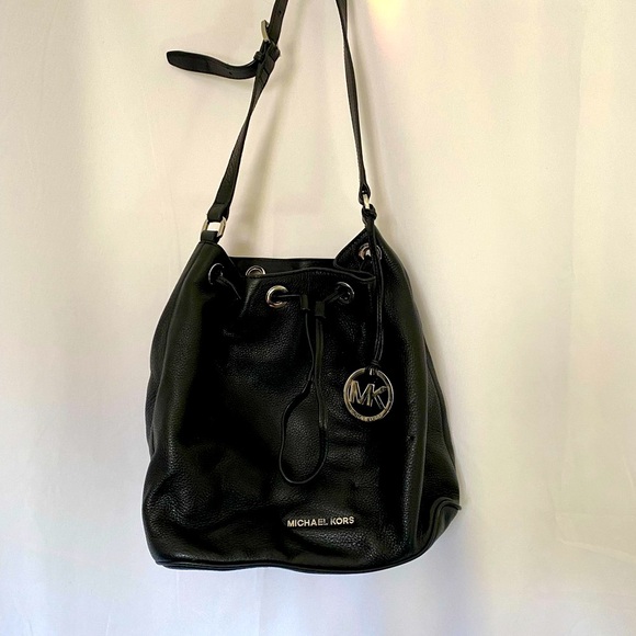 MICHAEL KORS Soft Leather black bucket purse with shoulder strap - Picture 7 of 14